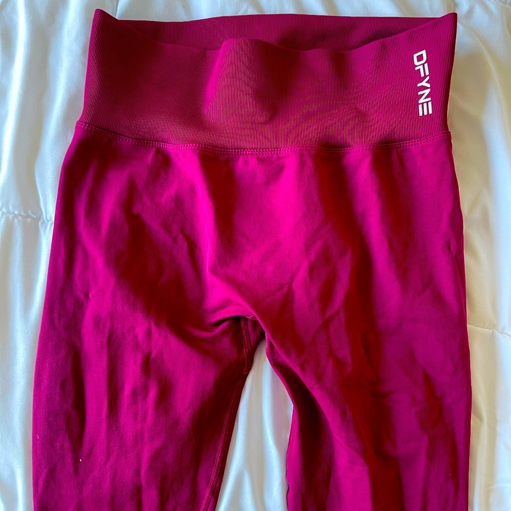Dfyne dynamic leggings in Berry color